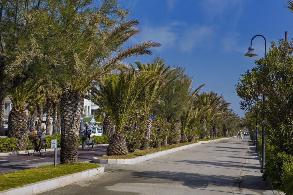 Hotel Esperia Alba Adriatica Exterior photo