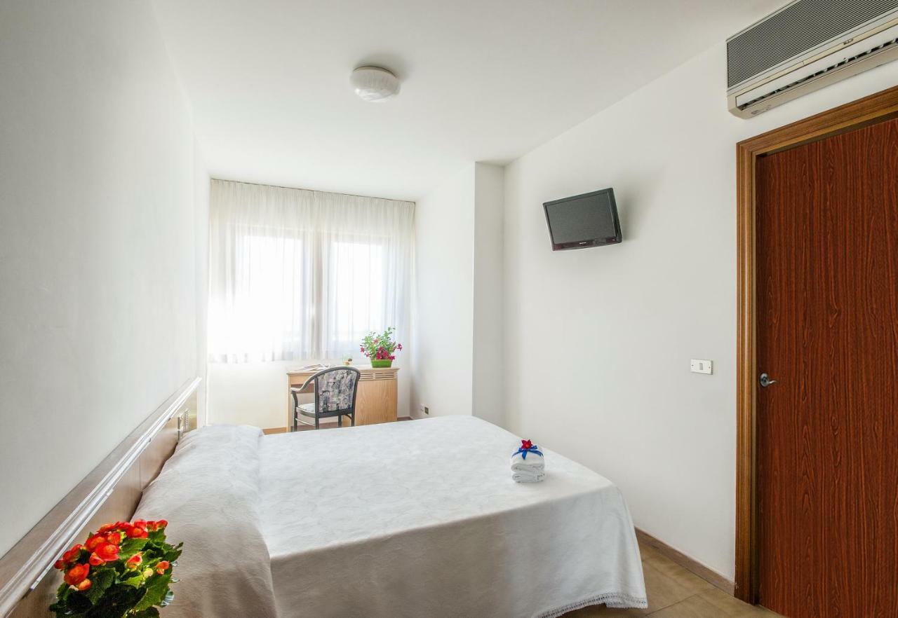 Hotel Esperia Alba Adriatica Exterior photo